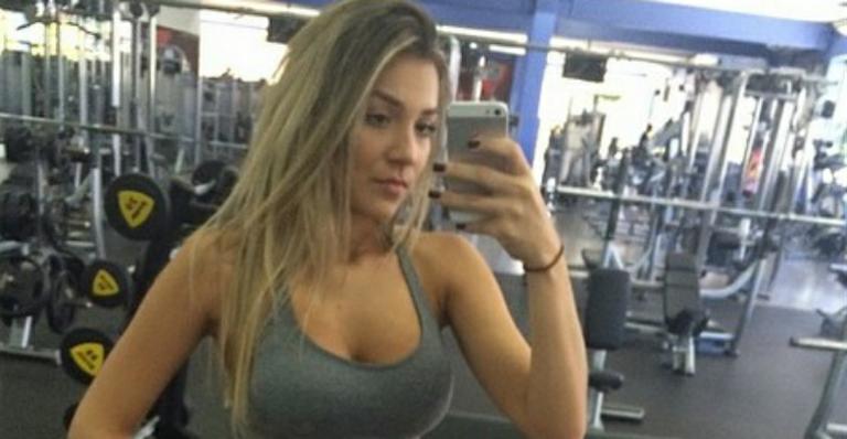 Bruna Santana, irmã de Luan Santana, exibe corpão na academia e impressiona seguidores