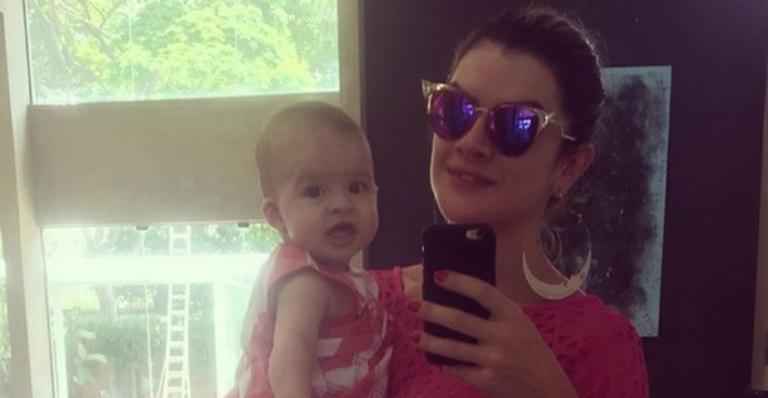 Mirella Santos posa com Valentina em luxuosa sala de sua mansão