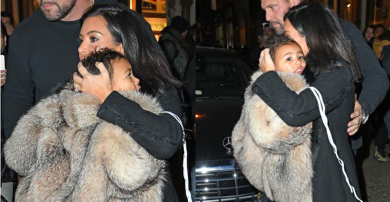 North West, filha de Kim Kardashian e Kanye West, usa casaco de pele em passeio por Nova York