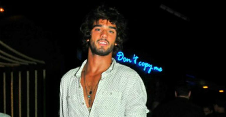 Sem Bruna Marquezine, Marlon Teixeira curte balada em Florianópolis