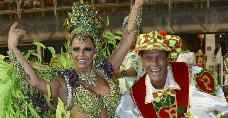 Rainha das rainhas! Viviane Araújo brilha a frente da bateria da Mancha Verde
