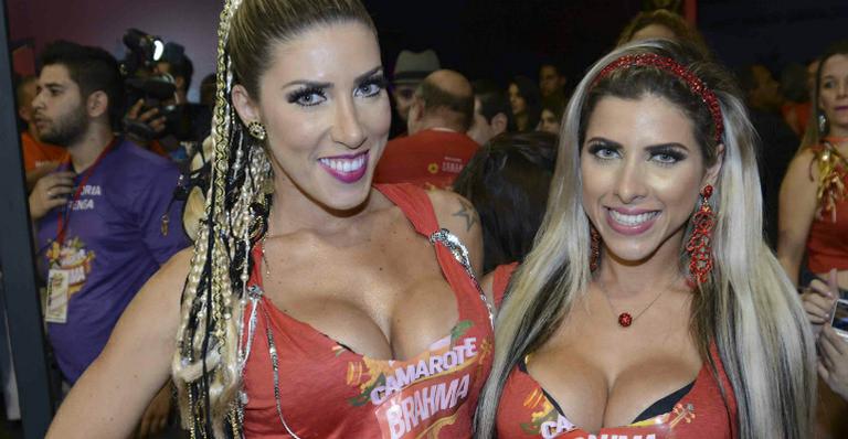 Ana Paula e Tati Minerato capricham nos decotes para curtir o Carnaval de SP