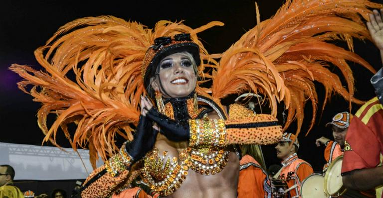 Musa da bateria, ex-BBB Fabiana Teixeira exibe o corpão na Tom Maior