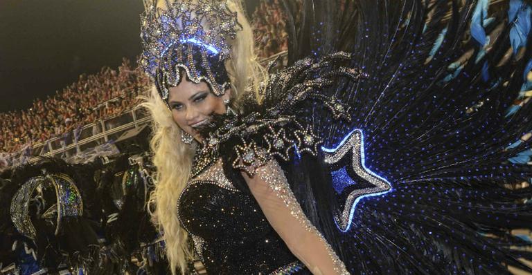 Ellen Rocche brilha como rainha de bateria da Rosas de Ouro