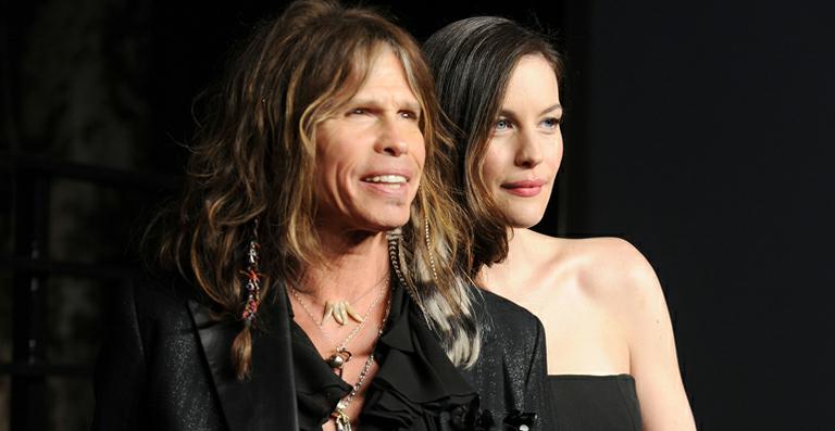 Steven Tyler visita o neto e a filha na maternidade