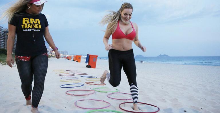 Após perder 40 kg, Paulinha Leite mantém a forma com treino funcional