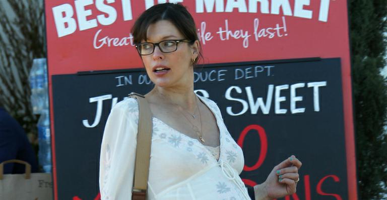 Grávida, Milla Jovovich faz compras em Beverly Hills