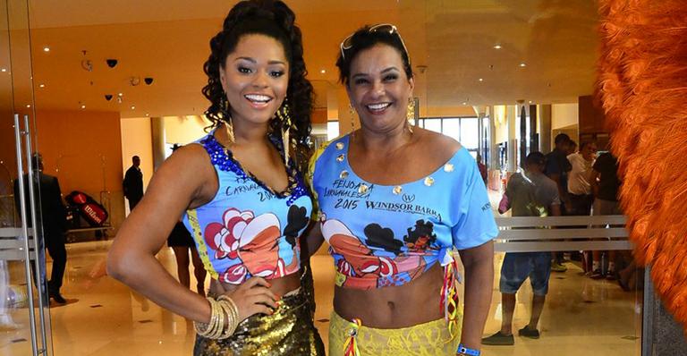 Solange Couto exibe barriga de fora em feijoada de carnaval