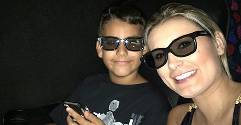 Andressa Urach vai ao cinema com o filho: ‘Desculpa carnaval, mas eu escolho Jesus’
