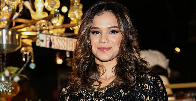 Bruna Marquezine alimenta esquilos no Central Park