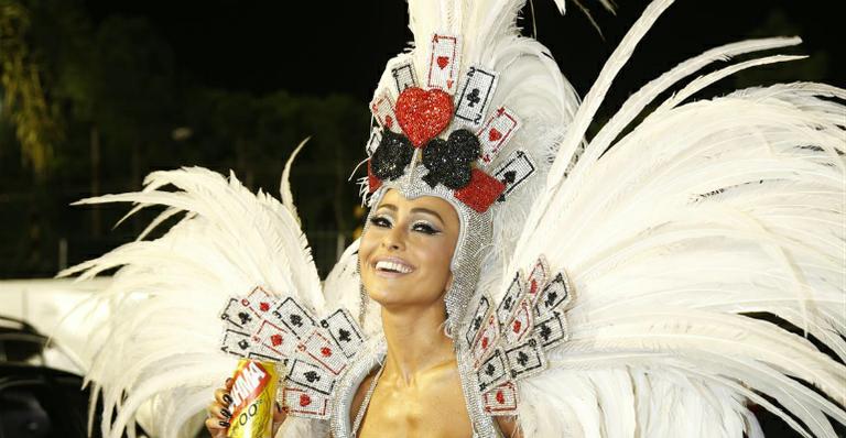 Sabrina Sato mostra fantasia de madrinha de bateria da Gaviões da Fiel