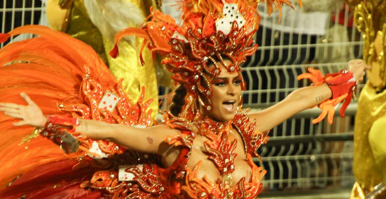 Thaila Ayala ‘incendeia’ desfile da Gaviões da Fiel