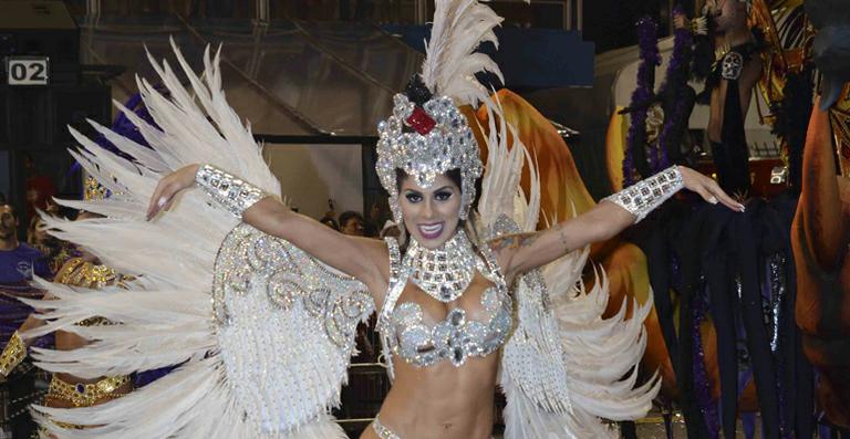 Vanessa Mesquita estreia como musa da Gaviões da Fiel