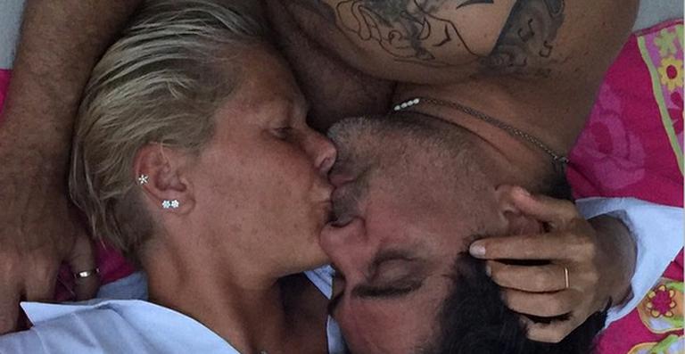 Xuxa dá beijo em Junno e se declara no Valentine’s Day