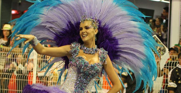 Ana Hickmann usa look comportado no desfile da Vai-Vai