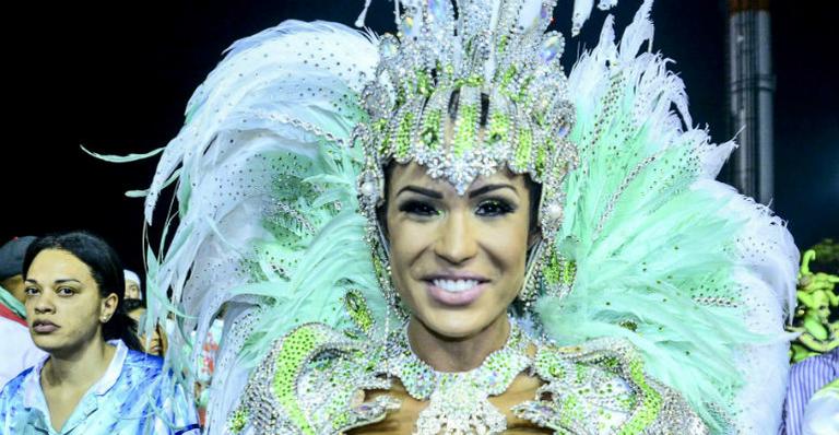 Gracyanne Barbosa mostra corpo sarado em desfile da X-9 Paulistana