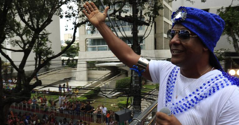 Após apendicite, Márcio Victor tem alta e comanda trio do Psirico em Salvador