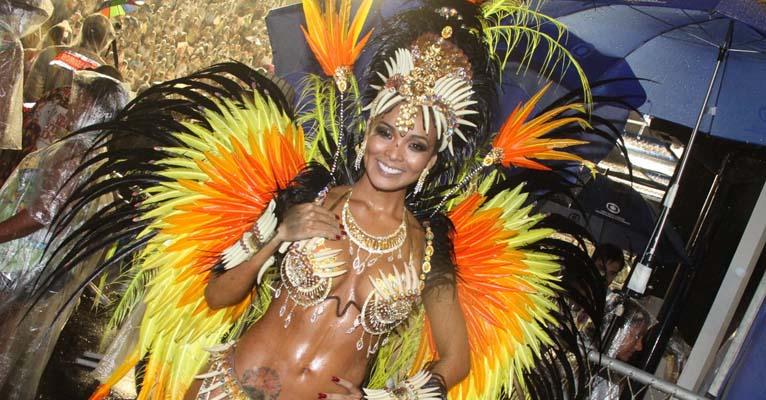 Carol Nakamura investe em fantasia sensual para desfile da Viradouro