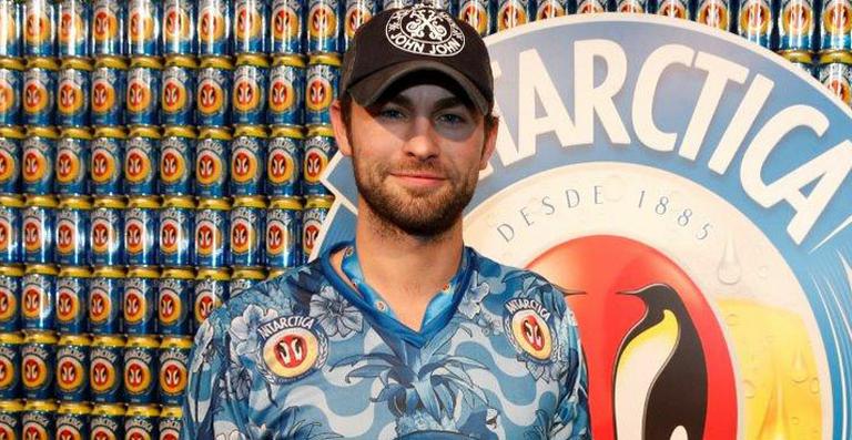 Gringo no samba! Chace Crawford curte o carnaval