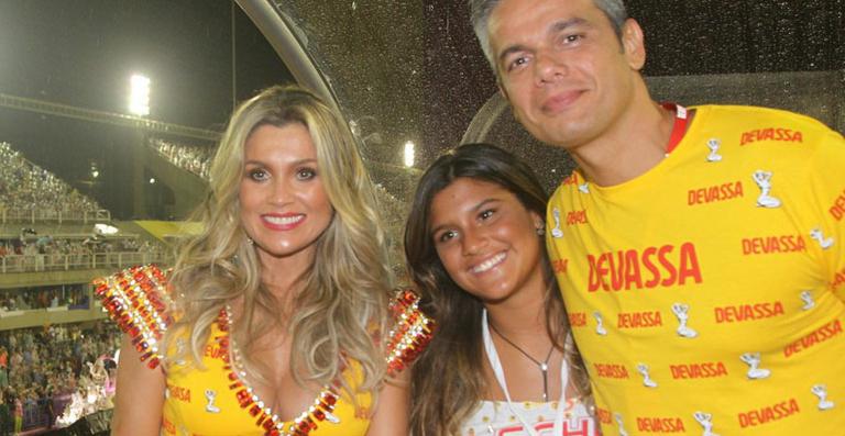 Flávia Alessandra leva a filha, Giulia, para assistir aos desfiles