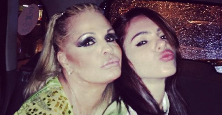 Monique Evans leva a namorada em almoço de Páscoa com a mãe