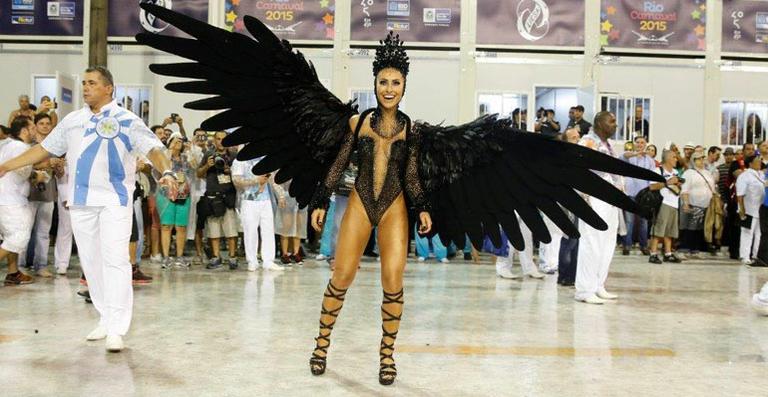 Sensual, Sabrina Sato usa asas na Vila Isabel