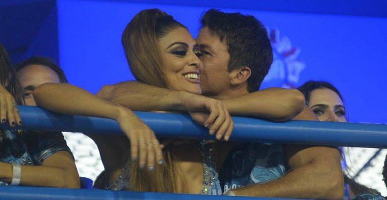 Depois de desfile, Juliana Paes ganha carinhos do marido, Carlos Eduardo