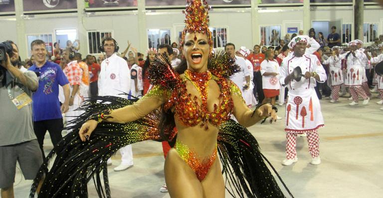 Viviane Araújo se veste de chama acessa para ser rainha de bateria
