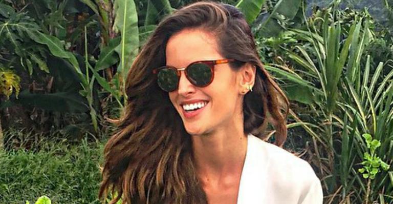 Longe da folia! Izabel Goulart colhe legumes para suco em horta
