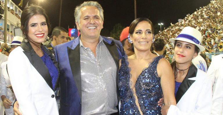 Gloria Pires e família desfilam pela Portela