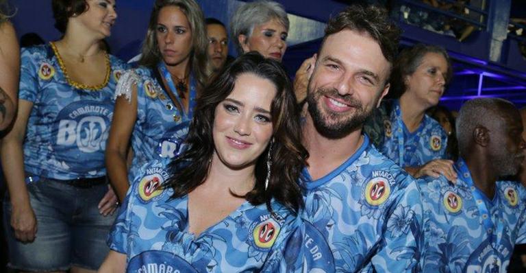 Cássio Reis publica foto de Fernanda Vasconcellos dormindo na cama