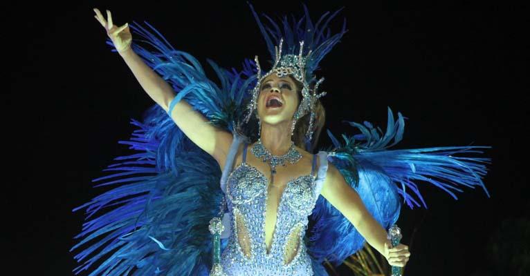 Após desfilar pela Salgueiro, Leandra Leal é destaque em carro da Portela