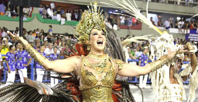 Claudia Raia desfila como ‘deusa soberana’ na Beija-Flor