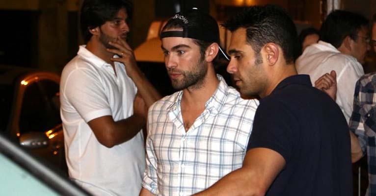 Sem Manu Gavassi, Chace Crawford janta em restaurante japonês no Rio