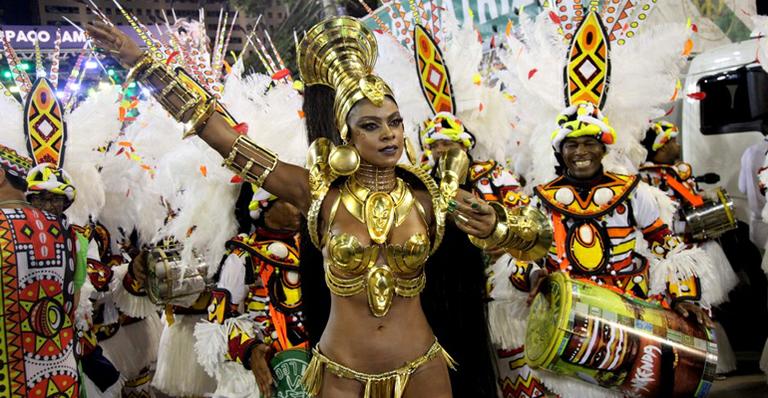 Cris Vianna vira rainha africana e usa aplique gigante na Imperatriz