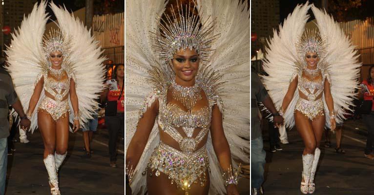 Juliana Alves usa fantasia mais coberta em desfile da Unidos da Tijuca