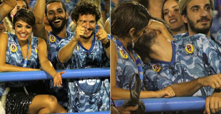 Noivos! Sophie Charlotte e Daniel de Oliveira exibem alianças na Sapucaí