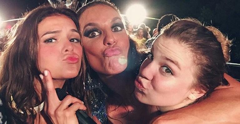Bruna Marquezine manda beijinho em foto com Ivete: ‘Você é incrível’