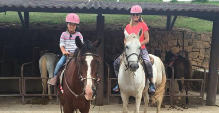 Longe da folia, Ticiane Pinheiro cavalga com a filha no campo