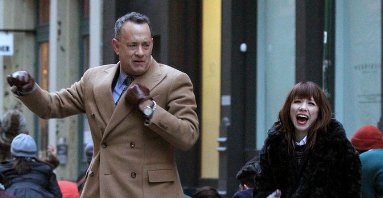 Tom Hanks canta e dança no clipe de Carly Rae Jepsen