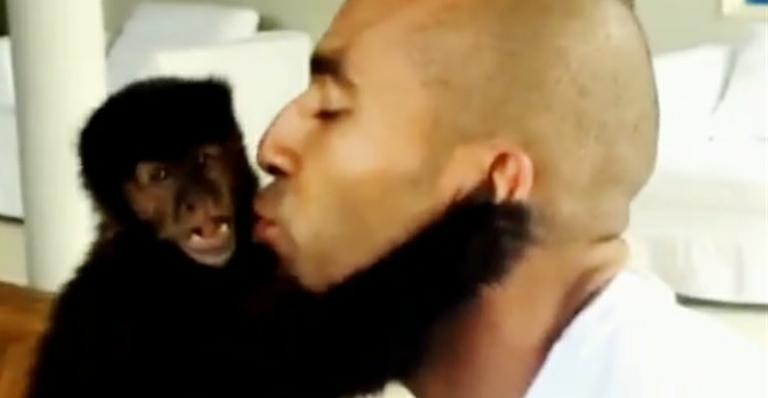 Emerson Sheik publica vídeo beijando macaca de estimação