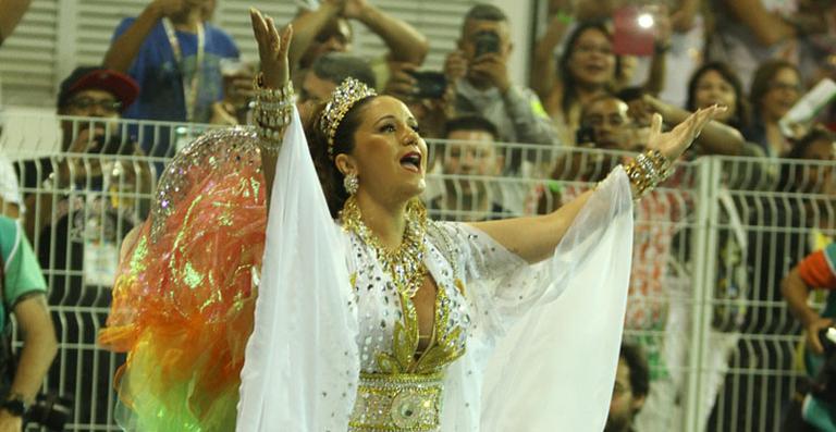 Maria Rita festeja a vitória da Vai-Vai em São Paulo