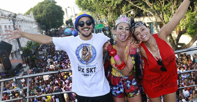 Caio Castro curte o último dia de carnaval em Salvador