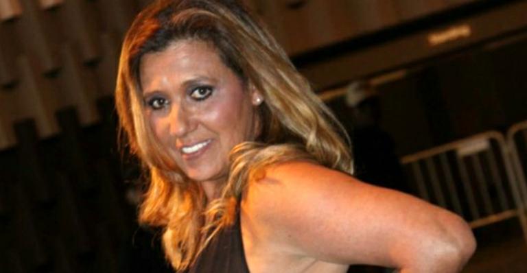 Aos 60, Rita Cadillac exibe corpão de biquíni