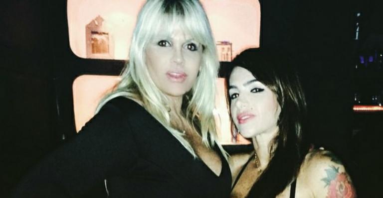 Monique Evans posa com Cacá Werneck e se declara: “Acabou com minha solidão”