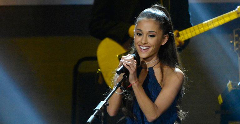 Ariana Grande leva tombo em show. Assista ao vídeo!