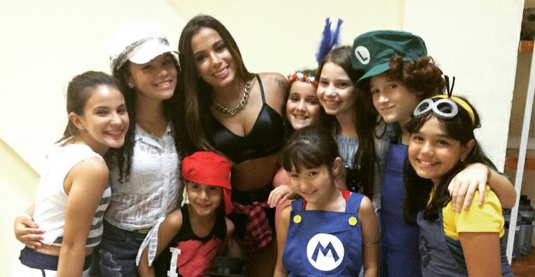Anitta faz apresentação infantil e recebe atores mirins no Show das Poderosinhas
