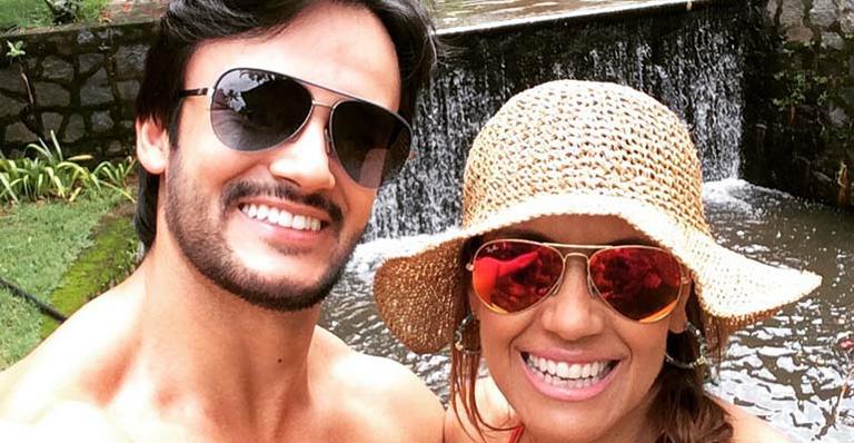 Solange Frazão passa o Carnaval em Ilhabela ao som de Jorge Ben Jor com namorado