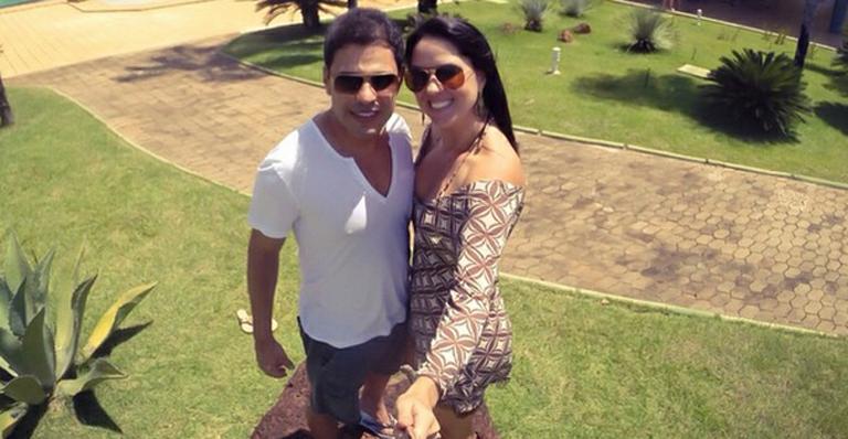 Com pau de selfie, Graciele Lacerda mostra férias com Zezé em Goiás