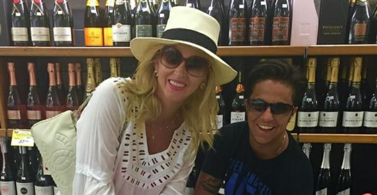 Val Marchiori e Thammy Miranda enchem o carrinho de champanhe